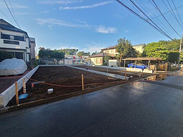 戸建てが立ち並ぶ静かな住宅街。四季折々の移り変わりを感じながら自然と楽しみ、暮らす、そんな毎日を日々の中で感じられる住環境