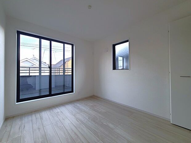 どんな家具にでも相性が良い清潔感ある白色調のクロスを採用。主張しすぎない配色、耐久性にも優れた床材は日々のメンテナンスも楽に、快適に過ごして頂けるよう考えられています。