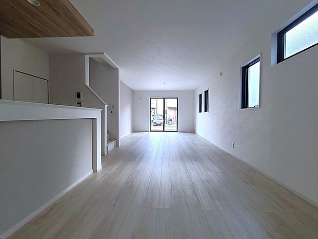 家族団欒のリビング。陽光差し込む食卓には家族の会話とスマイルが溢れます。いつまでもここで食卓を囲みたくなる、そう感じさせてくれるスペース。 