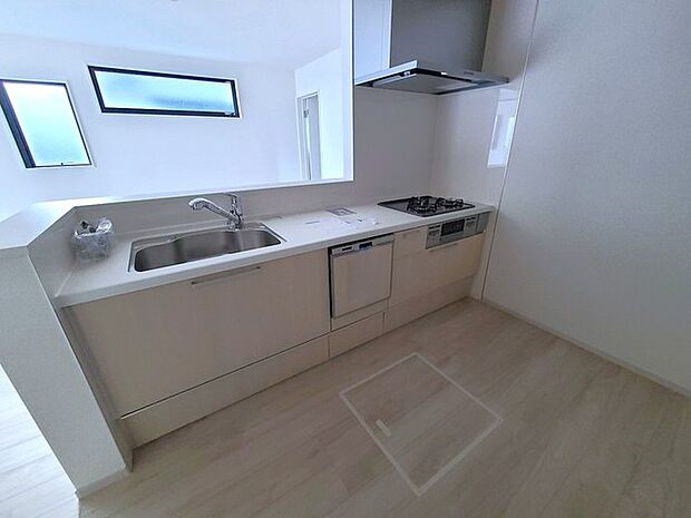 リビングにいる家族の顔が見渡せるカウンターキッチン。お料理もより一層おいしく、楽しく。食器棚を背面に設置しても十分な広さを確保しています。 