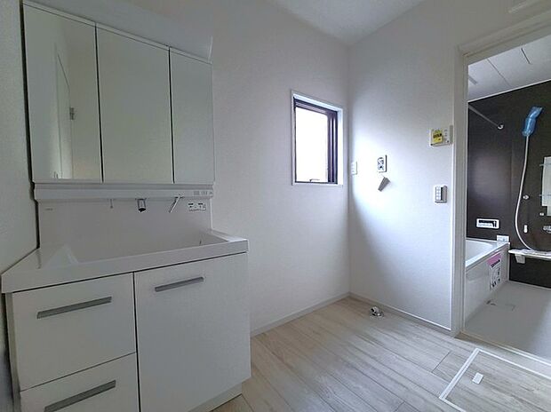 使い勝手の良い洗面台、窓があることで換気もしやすく清潔感のある空間を保てます。 