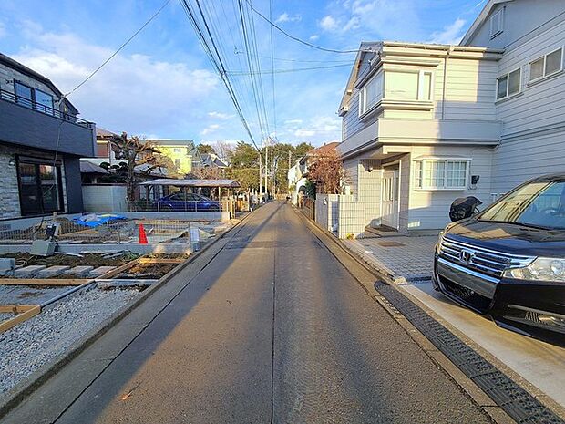 戸建てが立ち並ぶ静かな住宅街。四季折々の移り変わりを感じながら自然と楽しみ、暮らす、そんな毎日を日々の中で感じられる住環境 