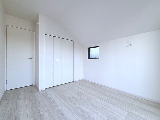 どんな家具にでも相性が良い清潔感ある白色調のクロスを採用。主張しすぎない配色、耐久性にも優れた床材は日々のメンテナンスも楽に、快適に過ごして頂けるよう考えられています。 