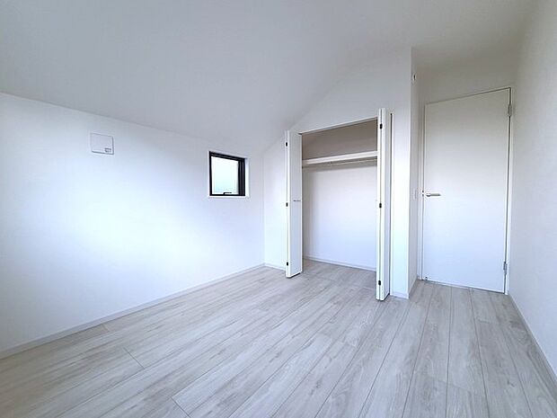 どんな家具にでも相性が良い清潔感ある白色調のクロスを採用。主張しすぎない配色、耐久性にも優れた床材は日々のメンテナンスも楽に、快適に過ごして頂けるよう考えられています。 