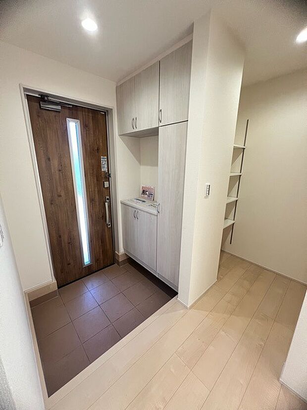 明るく開放的な玄関、靴の脱ぎ履きもしやすく、収納も豊富でご家族皆様の靴をスッキリ収納できます。