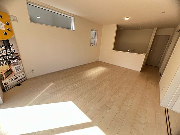 家族団欒のリビング。陽光差し込む食卓には家族の会話とスマイルが溢れます。いつまでもここで食卓を囲みたくなる、そう感じさせてくれるスペース。