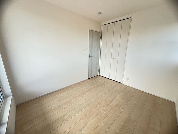 どんな家具にでも相性が良い清潔感ある白色調のクロスを採用。主張しすぎない配色、耐久性にも優れた床材は日々のメンテナンスも楽に、快適に過ごして頂けるよう考えられています。