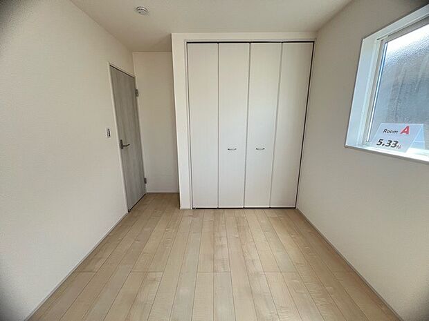 どんな家具にでも相性が良い清潔感ある白色調のクロスを採用。主張しすぎない配色、耐久性にも優れた床材は日々のメンテナンスも楽に、快適に過ごして頂けるよう考えられています。