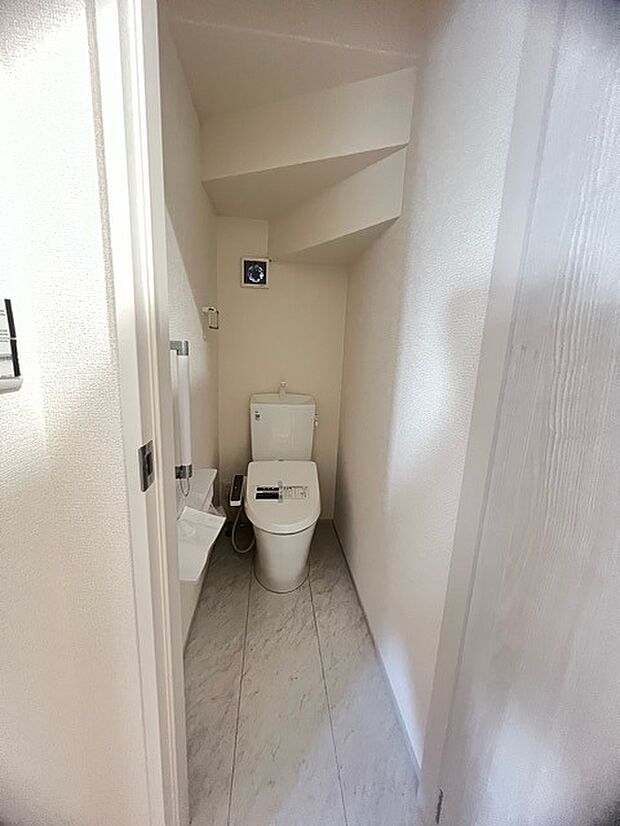 1.2階にそれぞれトレイがございます。朝の混雑時に分散して利用できるほか、ゲスト用としても使い分けることもできます。