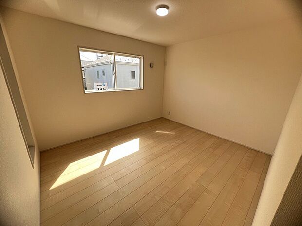 どんな家具にでも相性が良い清潔感ある白色調のクロスを採用。主張しすぎない配色、耐久性にも優れた床材は日々のメンテナンスも楽に、快適に過ごして頂けるよう考えられています。