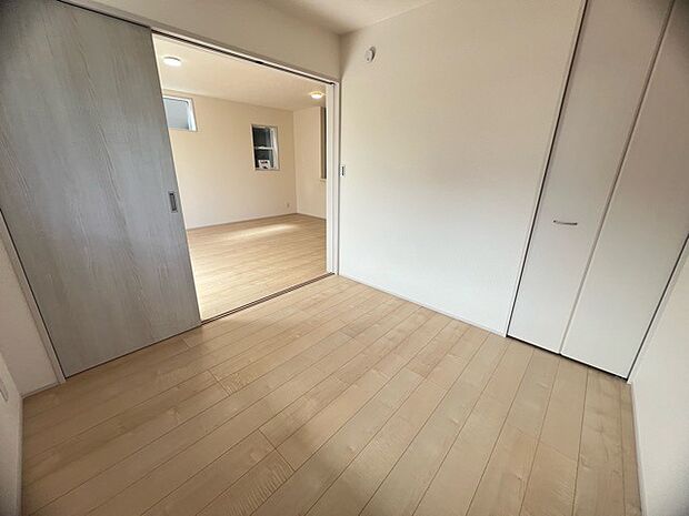 扉を開放するとLDKと洋室を一体利用できる空間!扉を閉めると独立した空間としても活用できます。