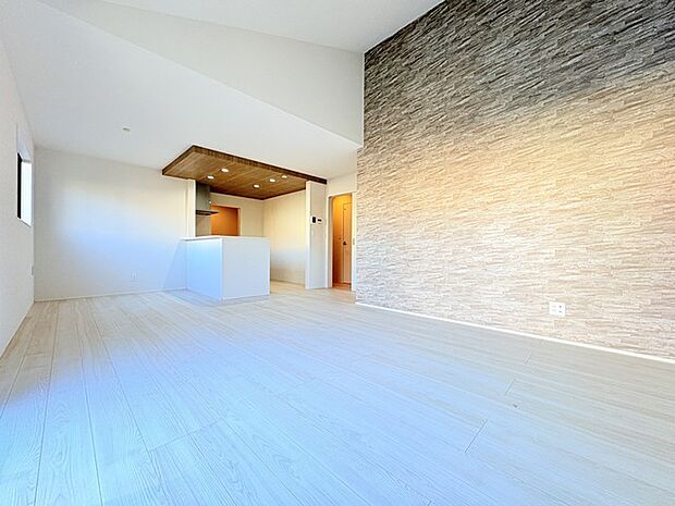 家族の集うリビングには色々な方向から光が差し込む設計に。家族のコミュニケーションが弾むスポットだから明るい雰囲気であってほしい。