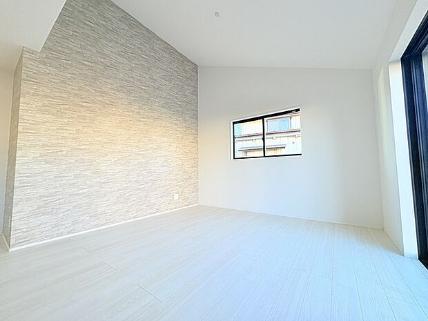 明るく、開放感もあり、冬は暖気が上昇しやすい吹き抜けリビング。