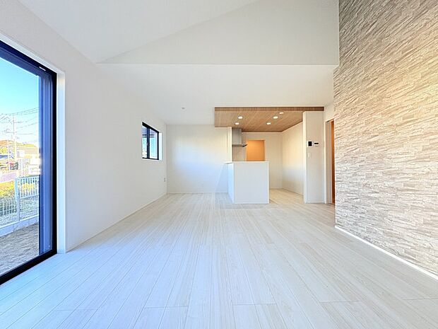 家族団欒のリビング。陽光差し込む食卓には家族の会話とスマイルが溢れます。いつまでもここで食卓を囲みたくなる、そう感じさせてくれるスペース。