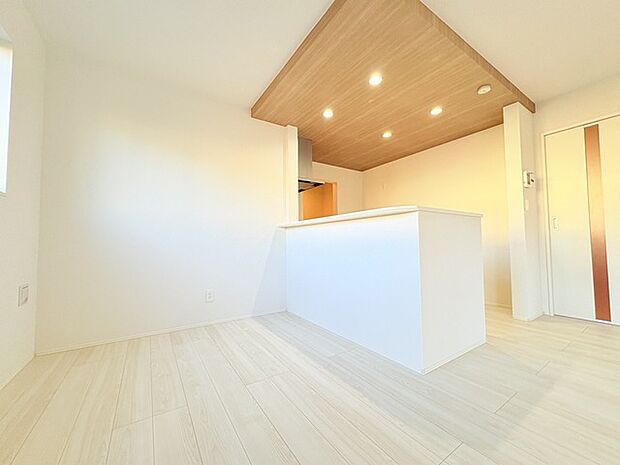 夕食の時間。家族、友人、両親、親戚との会話がより料理を美味しくしてくれる。あっという間に時間が過ぎてしまう居心地の良さは、普段はほっとする空間としてここにあります。