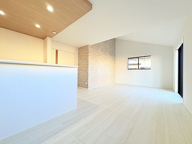 夕食の時間。家族、友人、両親、親戚との会話がより料理を美味しくしてくれる。あっという間に時間が過ぎてしまう居心地の良さは、普段はほっとする空間としてここにあります。 