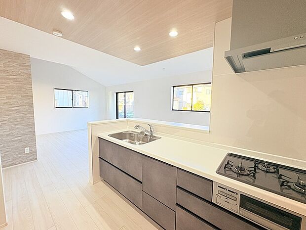 家族が一番集まる場所だから広々としつつも素敵な空間であって欲しい。皆がくつろぐリビングからキッチンまでが一つに繋がる空間。