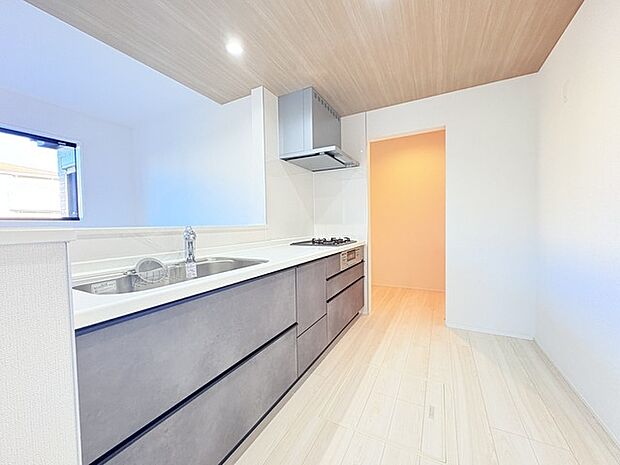 キッチンはオープンカフェスタイルだからリビングとの一体感はバッチリ。毎日のお料理時間も楽しくなりそうです。