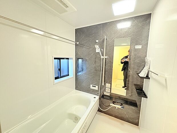 花粉や雨の日、寒い冬の時期に嬉しい浴室乾燥機。換気機能で入浴時に湿気を換気しカビの防止にもなります。  