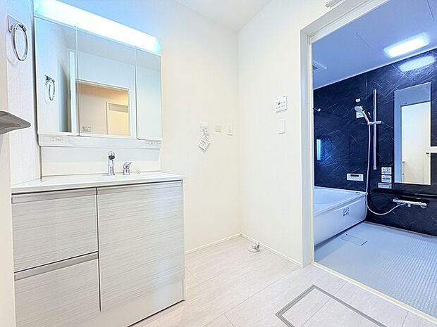 お出かけ前の身だしなみに一歩差がつく三面鏡。ミラー裏にはたっぷり収納もございます。