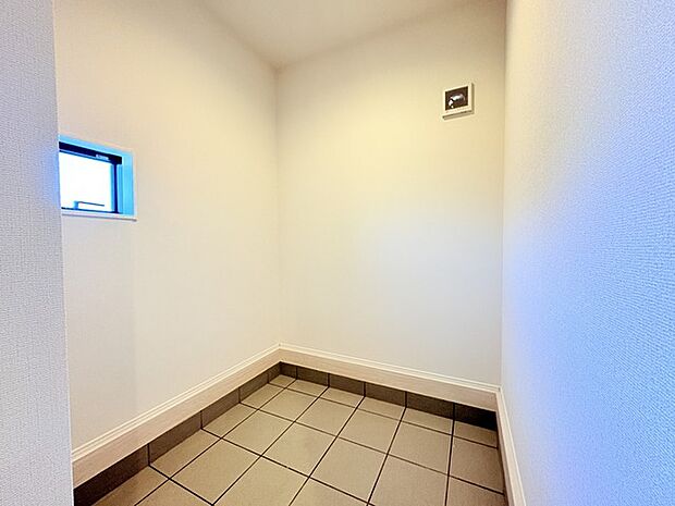 土間収納付きでベビーカーやゴルフバック、お子様のおもちゃもスッキリ収納できます。