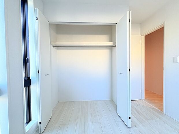 広々収納で、仕事着、普段着をまとめて収納できます。 