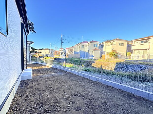 戸建てならではのお庭スペース。BBQやガーデニング、お子様のプールなど、、、、様々な楽しみ方ができるプライベート空間。ご家族皆さままで思いっきりお楽しみください。