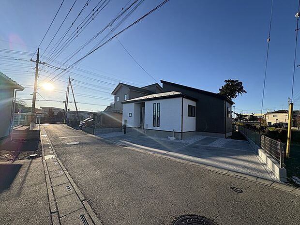 戸建てが立ち並ぶ静かな住宅街。四季折々の移り変わりを感じながら自然と楽しみ、暮らす、そんな毎日を日々の中で感じられる住環境 