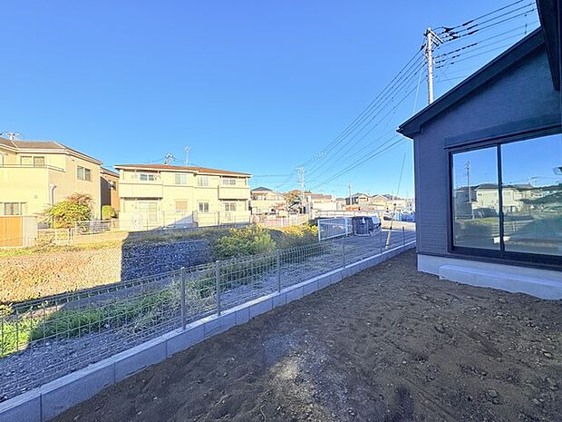 戸建てならではのお庭スペース。BBQやガーデニング、お子様のプールなど、、、、様々な楽しみ方ができるプライベート空間。ご家族皆さままで思いっきりお楽しみください。