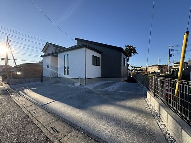 セカンドカーや来客時にも便利なカースペース2台分ございます。 