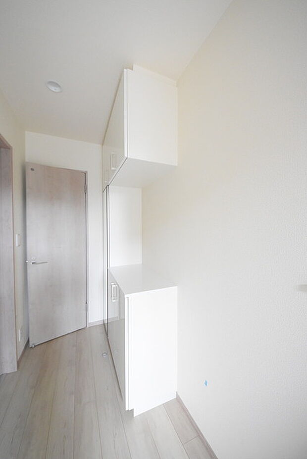 明るく開放的な玄関、靴の脱ぎ履きもしやすく、収納も豊富でご家族皆様の靴をスッキリ収納できます。