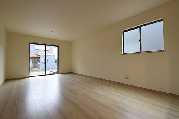 いつも家族の集まるリビングは広々とした18.25帖。通風・採光にも優れ、心安らぐ風と光がたえない空間。汎用性に富んだ居住スペースと、高揚感さえも与えてくれる住空間です。