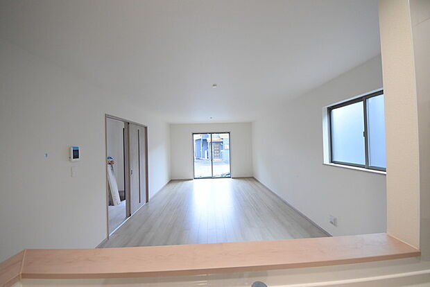 いつも家族の集まるリビングは広々とした18.25帖。通風・採光にも優れ、心安らぐ風と光がたえない空間。汎用性に富んだ居住スペースと、高揚感さえも与えてくれる住空間です。