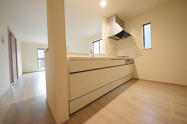 家族団欒のリビング。陽光差し込む食卓には家族の会話とスマイルが溢れます。いつまでもここで食卓を囲みたくなる、そう感じさせてくれるスペース。