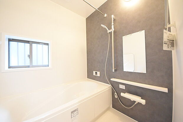 一緒にお風呂に入っている子供達の声がリビングまで聞こえてきそうな広々とした1坪バス