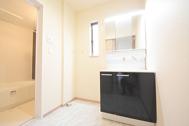 お出かけ前の身だしなみに一歩差がつく三面鏡。ミラー裏にはたっぷり収納もございます。