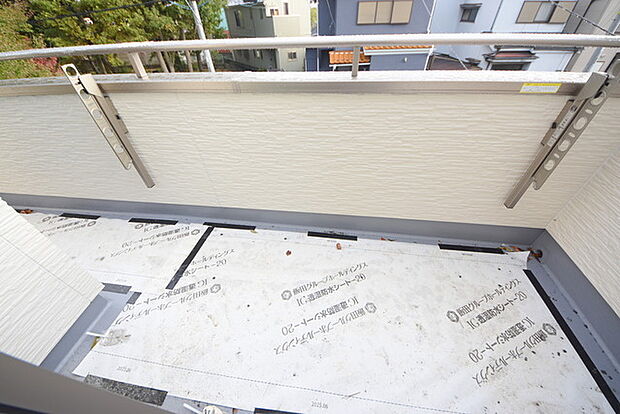 2階洋室7.25帖前は広めのバルコニーは風通しも良くお洗濯物もしっかりと干すことができます!