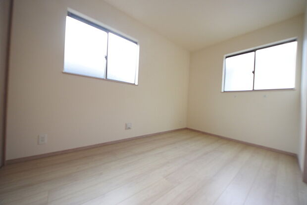 今からここを誰のお部屋にしようか、そんな洋室。大きさは4.5帖です。北東角部屋。