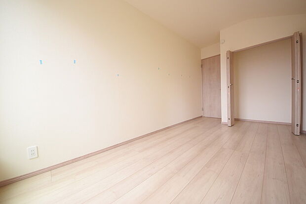 今からここを誰のお部屋にしようか、そんな洋室。大きさは5.68帖です。