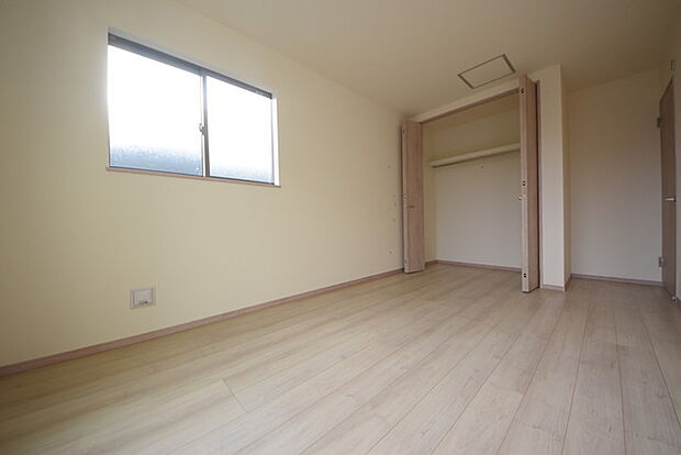 今からここを誰のお部屋にしようか、そんな洋室。大きさは7.25帖です。