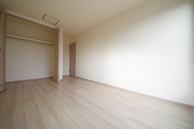 今からここを誰のお部屋にしようか、そんな洋室。大きさは7.25帖です。