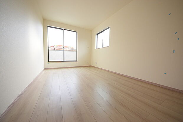 今からここを誰のお部屋にしようか、そんな洋室。大きさは7.25帖です。 