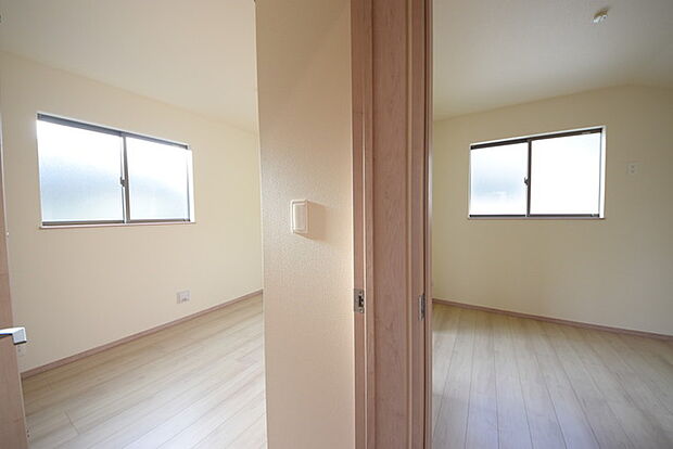 二階の北側の5.25帖+4.5帖が間仕切り可能です。