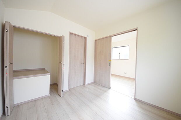 北側洋室4.5帖から見た所。