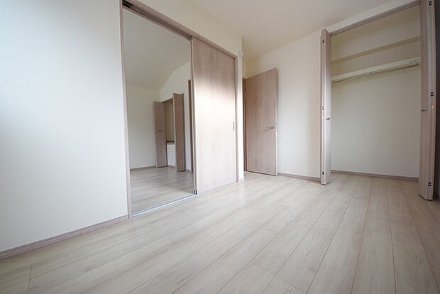 今からここを誰のお部屋にしようか、そんな洋室。大きさは5.25帖です。 