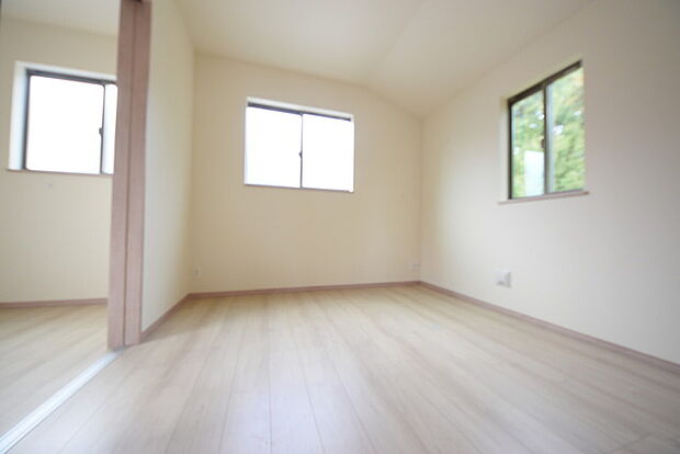 ご家族様の成長に合わせて、仕切りをつけれる洋室です。