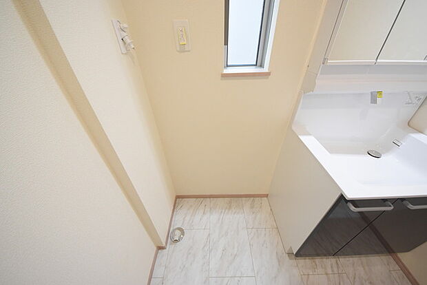 使い勝手の良い洗面台、窓があることで換気もしやすく清潔感のある空間を保てます。