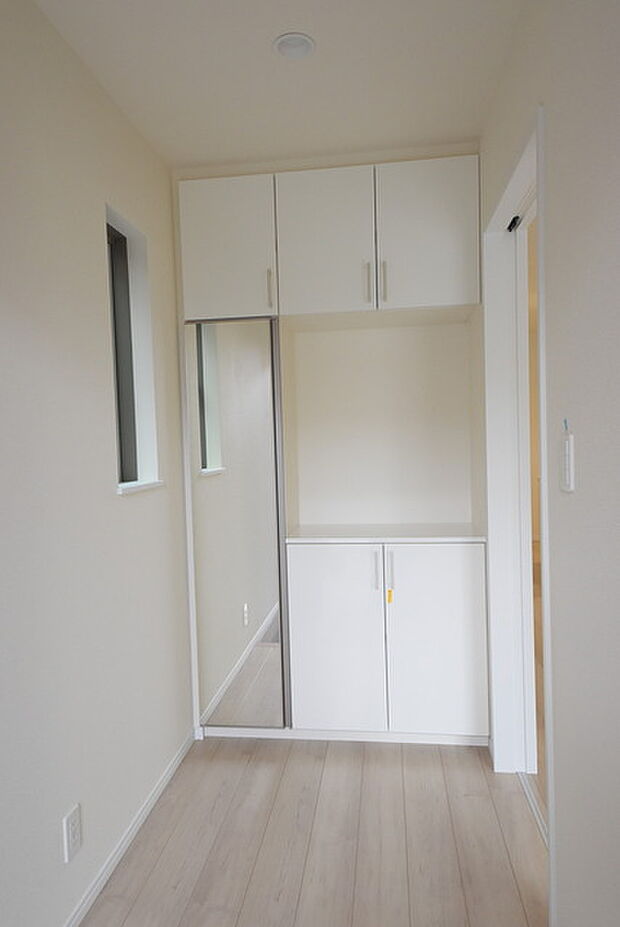 お宅の顔となる明るく開放的な玄関。ご家族皆様様の靴を収納できるスペースと全身鏡があり、お出掛け前に身だしなみチェックもできます。