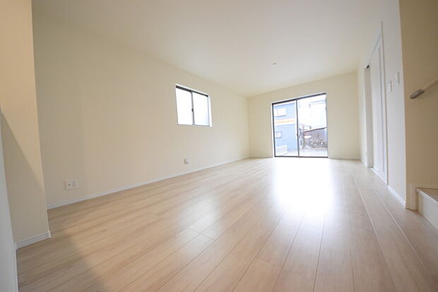 いつも家族の集まるリビングは広々とした17.62帖。通風・採光にも優れ、心安らぐ風と光がたえない空間。汎用性に富んだ居住スペースと、高揚感さえも与えてくれる住空間です。