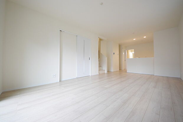 家族が一番集まる場所だから広々としつつも素敵な空間であって欲しい。皆がくつろぐリビングからキッチンまでが一つに繋がる空間。